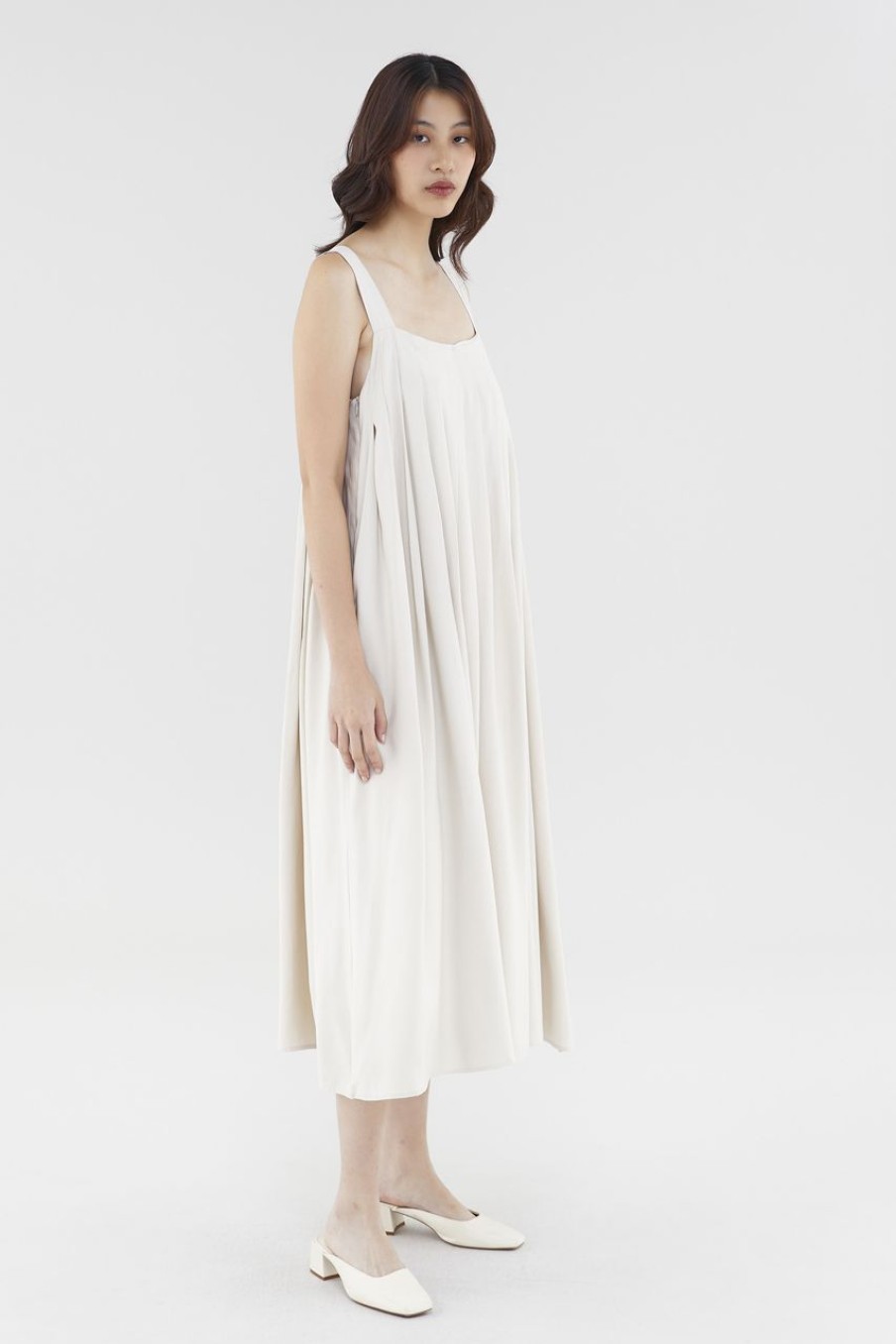 Women The Editor's Market Dresses | Roux Pleated Dress Latte