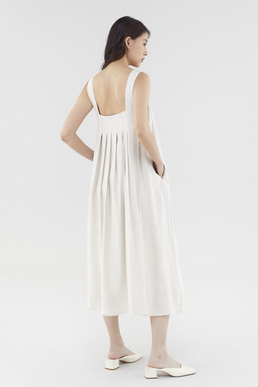 Women The Editor's Market Dresses | Roux Pleated Dress Latte